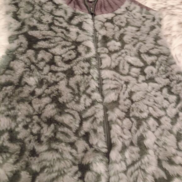 Tiara Sleeveless Gray & Brown Faux Fur Vest - Picture 3 of 8